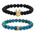 Gros plan de perles noires mates et bleues marbrées avec des breloques couronne - Ensemble de Couronnes Pierre de Phénix et Noir Mat A