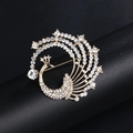 Élégante broche paon dorée ornée de strass en cristal brillant sur support noir - XD1027 Or