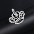 Broche couronne argentée élégante ornée de strass brillants sur support en cuir noir - XD7634 Blanc
