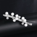 Broche branche argentée élégante avec perles blanches et grappes de strass brillants - XD7691 Blanc