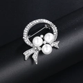 Broche nœud argentée élégante avec perles blanches et strass brillants pour bijoux - XD7887 Blanc
