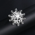 Élégante broche flocon de neige avec perles blanches et alliage argenté sur fond sombre - XD8856 Blanc
