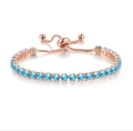 Roségoldfarbenes verstellbares Armband mit einer Reihe hellblauer 4mm Kristallsteine - Roségold + Aquamarin-Zirkonia