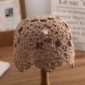 Khakifarbene handgehäkelte Strickmütze mit hohlen Blumenmustern auf einem Display - M (56-58cm) / Khaki