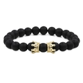 Détail des perles noires mates et des breloques couronne dorées sur le bracelet - Double couronne en pierre mate