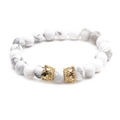 Détail macro de perles en marbre blanc et de breloques couronne dorées sur bracelet - Style Double Couronne Turquoise Blanche