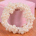 Eleganter elastischer Haargummi mit glänzenden cremeweißen Perlen für einen Vintage-Look - Weiß