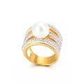 Bague élégante en titane doré avec une perle blanche centrale et pavé de zircons - Style Multi-Rangs de Strass Or (KR33519-K)