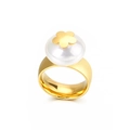 Bague large en acier titane doré avec grande perle blanche et petite fleur - Style de Fleur à Cinq Pétales Or (KR31289-K)