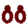 Makro-Detail von roten Perlenohrringen mit handgefertigter Boho-Webstruktur - Rot