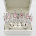 Vista dettagliata della corona da sposa d'argento con gemme rosa a goccia e strass - Argento / Rosa