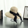 Elegante cappello di paglia beige con nastro nero, stile retrò francese per la spiaggia - M (56-58cm) / Beige