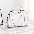 Elegante borsa a mano bianca da donna con manico dorato a orecchie di gatto - Bianco