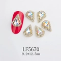 Dije de gota para uñas con cristal iridiscente y borde dorado en base roja - Forma de Gota AB Aurora Base Dorada (5670)