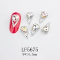 Abalorio para uñas en forma de V de plata con corazón de cristal K9, 8x14,5 mm - Triángulo AB Aurora Base Plateada (5675)