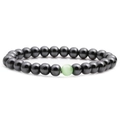 Dettaglio macro del bracciale di ematite con una singola pietra verde occhio di gatto - Ematite + Occhio di Gatto Verde