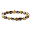 Bracciale da uomo con perle in occhio di tigre e frecce in ematite nera su fondo bianco - Ematite Sfaccettata Occhio di Tigre F