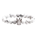 Détail macro d'un bracelet en perles de marbre blanc avec un charme couronne argenté - Howlite Avec Couronne Argentée