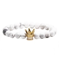 Vue détaillée du bracelet en pierres de marbre blanc avec charme couronne dorée - Howlite Avec Couronne Dorée