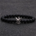 Détail d'un bracelet en pierre noire mate avec une couronne argentée et zircons brillants - Noir Mat Couronne Argentée