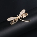 Broche libellule dorée exquise avec cristaux brillants et design d'ailes ajourées élégant - XD7989 Or