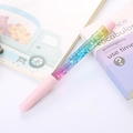 Penna creativa con sabbie mobili liquide, dettagli rosa e glitter pastello su scrivania bianca - Rosa Chiaro