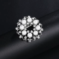 Élégante broche anneau argentée avec perles blanches et accents en cristal brillants - XD8796 Blanc
