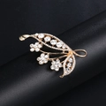 Broche élégante fleur et feuille dorée avec strass blancs sur un support noir - XD9146 Or