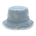 Dettaglio di un cappello da pescatore in denim azzurro con bordi sfrangiati e stile vintage - M (56-58cm) / Azzurro