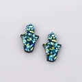 Orecchini Mano di Hamsa scintillanti con glitter blu e verdi su sfondo bianco - Mano di Fatima