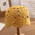 Gelbe handgehäkelte Strickmütze mit Blumenmuster auf einem Holzmodellkopf - M (56-58cm) / Gelb