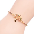 Pulsera árbol de la vida dorada con circonitas de colores puesta en la muñeca - Cadena de Colores / Multicolor