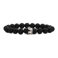 Gros plan sur les perles de lave noire et le charm couronne en argent du bracelet perlé - Couronne volcan