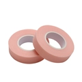 Twee rollen ademende roze medische tape voor wimperverlengingen op witte achtergrond - Standaard doos / Roze