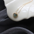 Elegante 18K vergoldete Herz-Halskette mit dunkelgrüner Muschel-Einlage im Vintage-Stil - Graue Muschel