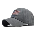 Détail de la casquette vintage gris foncé avec broderie du drapeau américain et USA - Réglable / Gris Lavé
