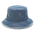 Dettaglio dei bordi sfrangiati e texture invecchiata su un cappello bob in denim blu - M (56-58cm) / Blu Medio