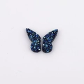 Dettaglio macro di ali di farfalla in quarzo drusy blu cangiante su sfondo bianco - Farfalla