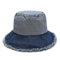 Detailansicht der ausgefransten Kanten eines zweifarbigen Denim-Fischerhuts - M (56-58cm) / Dunkelblau