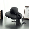 Elegante cappello di paglia nero con nastro lungo su supporto per vacanze al mare - M (56-58cm) / Nero