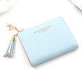 Hellblaue Saffiano-Leder Geldbörse für Damen mit Herz-Anhänger und eleganter Quaste - Blau