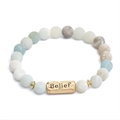 Detailaufnahme von Naturstein-Perlenarmband mit Belief gravierter Metallplatte - Hellblau (Belief Graviert)