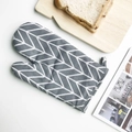 Guanto da forno grigio in cotone resistente al calore con motivi geometrici bianchi - Freccia Grigia