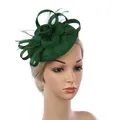 Elegante tocado fascinator verde oscuro con malla floral y plumas para bodas y fiestas - Verde