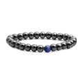 Bracciale di perle di ematite lucida con una pietra occhio di gatto blu su sfondo bianco - Ematite + Occhio di Gatto Blu Scuro
