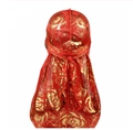 Detailweergave van rode zijden durag met gouden roospatronen en een lange staart - Eén maat / Roségoud Rood