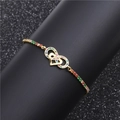 Pulsera de corazón infinito dorada con circonitas de colores en un soporte de joyería fina - Estilo de Corazón A