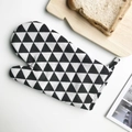 Guanto da forno nordico con motivo geometrico bianco e nero in tessuto di cotone e lino - Triangolo nero