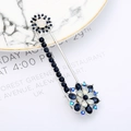Dettaglio spilla floreale vintage argento con cristalli blu e bianchi su marmo - Stile Spilla Fiore con Strass Argento (2#)