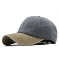 Detail der gewaschenen Baumwoll-Baseballkappe mit Kontrastnähten und zweifarbigem Design - Verstellbar / Grau mit Khaki Krempe